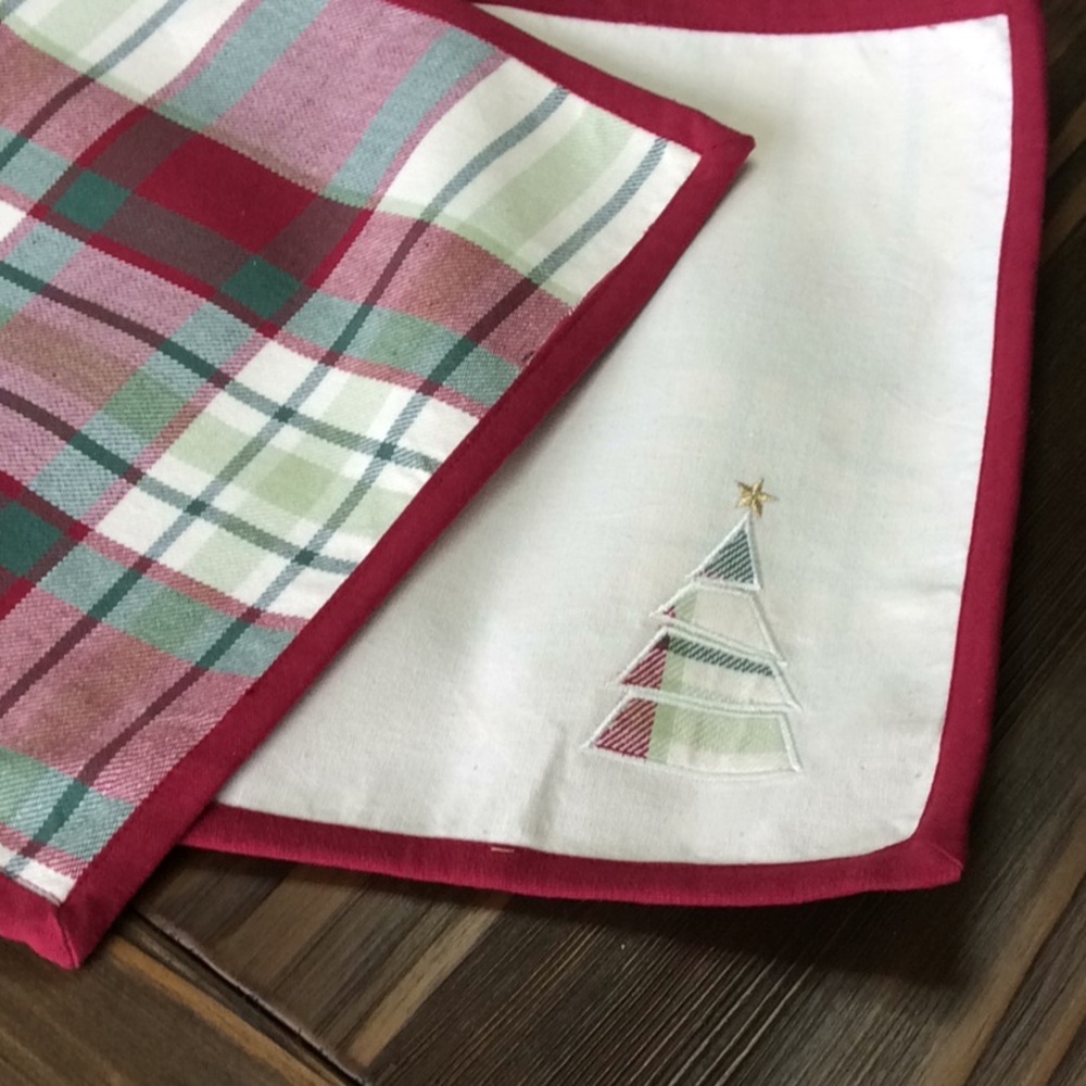 FINAL SALE PRICE 2 Pc New Placemat Set Red/Green Christmas